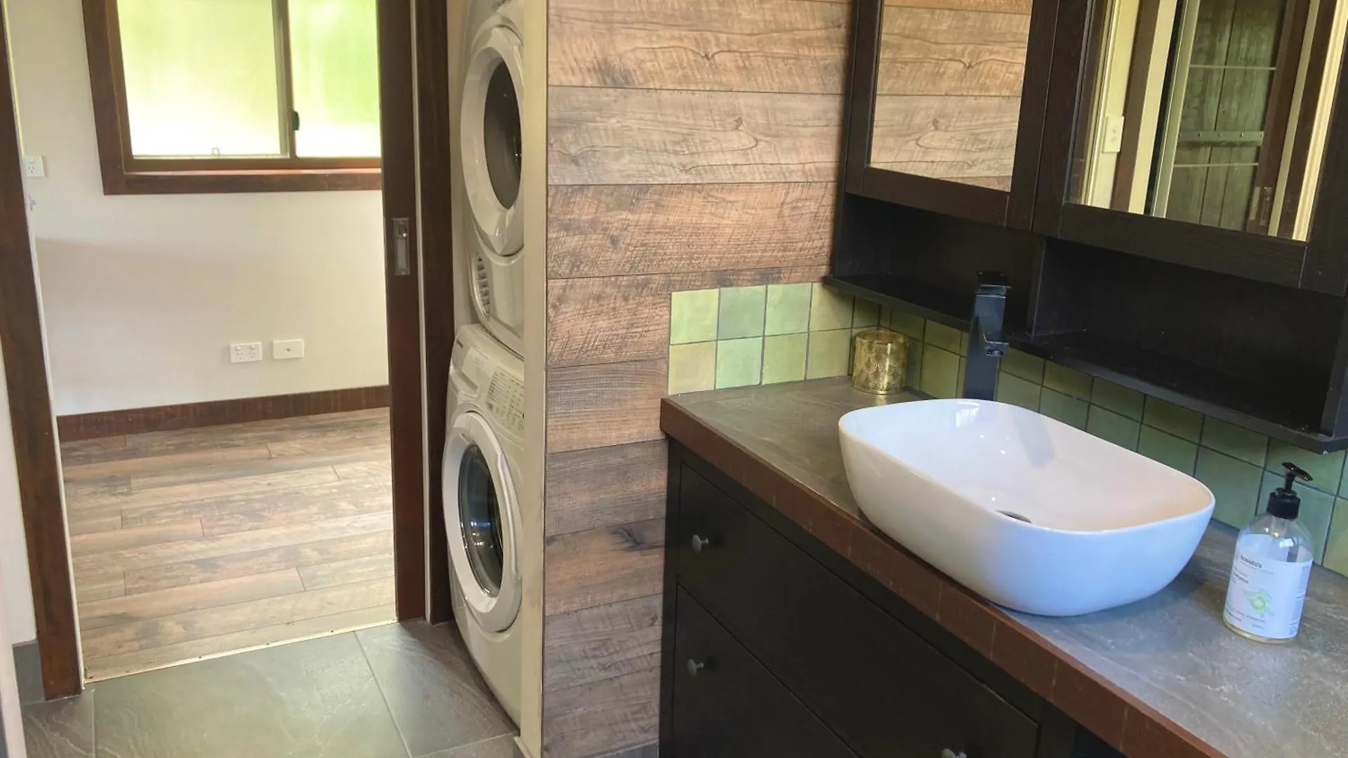Beautifully Elevated Treehouse Apartment Buderim